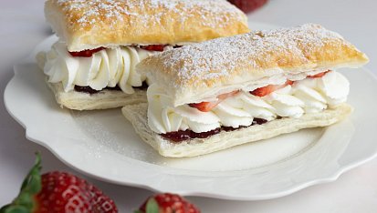 Šlehačkové taštičky s jahodami