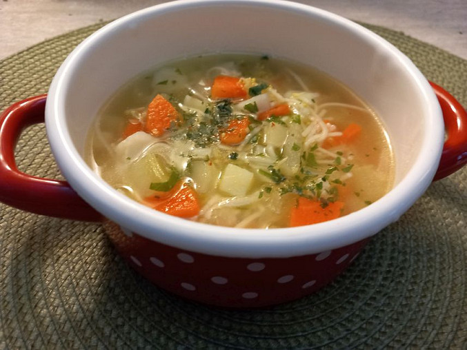 Zeleninová polévka s domácími nudličkami