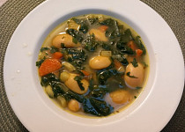 Zeleninová polévka s fazolemi a špenátem