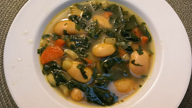 Zeleninová polévka s fazolemi a špenátem