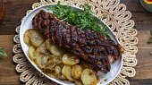 Pikantní bůček pečený nad brambory