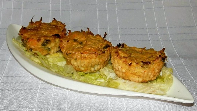 Květákové muffiny se salátem