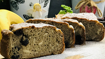 Banánový chlebíček z tvarohového těsta s brusinkami  a mandlemi