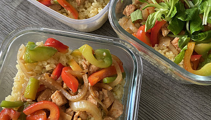 Bulgur s osmaženou zeleninou a kuřecím masem
