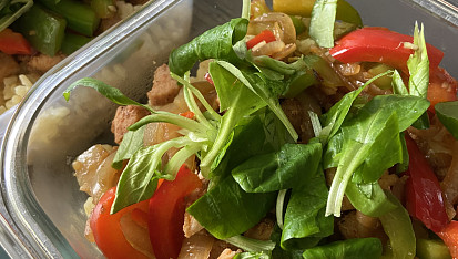 Bulgur s osmaženou zeleninou a kuřecím masem