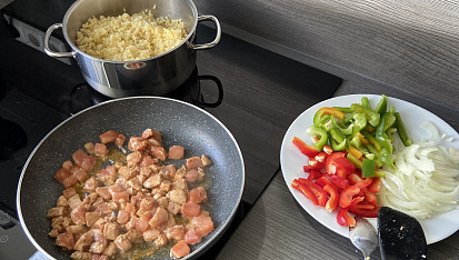 Bulgur s osmaženou zeleninou a kuřecím masem