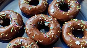 Donuty, Čoko poleva a sypání