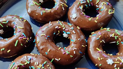Donuty, Čoko poleva a sypání