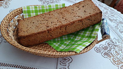 Kvásková tmavá cihla se semínky