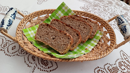Kvásková tmavá cihla se semínky