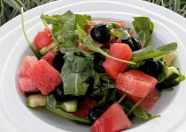Melounový salát s olivami a rukolou