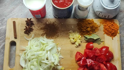 Tikka masala s domácím chlebem naan