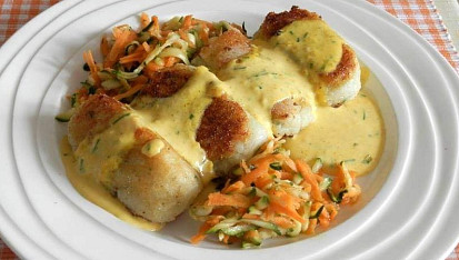 Bramborovo-květákové krokety s holandskou omáčkou a zeleninovým salátem