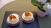 Cupcake s mandarinkami zdobené krémem