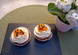 Cupcake s mandarinkami zdobené krémem