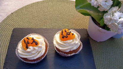 Cupcake s mandarinkami zdobené krémem