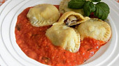 Domácí ravioly plněné žampiony s rajčatovou omáčkou