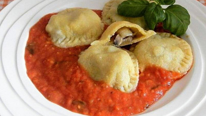 Domácí ravioly plněné žampiony s rajčatovou omáčkou