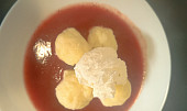 Krupicové knedlíky s jahodovou omáčkou (Krupicové knedlíčky, s jahodovou omáčkou a tvarohem nahoře.)