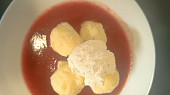 Krupicové knedlíky s jahodovou omáčkou, Krupicové knedlíčky, s jahodovou omáčkou a tvarohem nahoře.