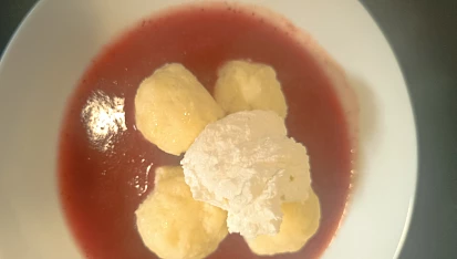 Krupicové knedlíky s jahodovou omáčkou, Krupicové knedlíčky, s jahodovou omáčkou a tvarohem nahoře.