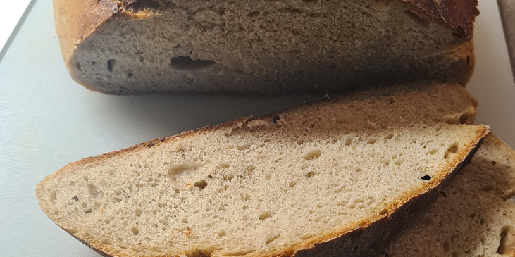Jednoduchý domácí chleba (250g špaldové mouky a 250g pšeničné hladké mouky)