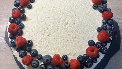 Borůvkový dort s kakaovým korpusem s citronovým krémem z mascarpone