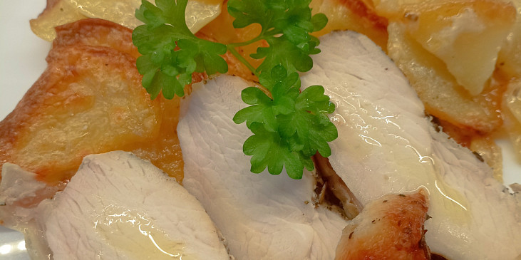 Kuřecí supreme sous-vide zapečené s rozmarýnovými bramborami v MTH (Sous - vide kuřecí supreme zapečené s…)