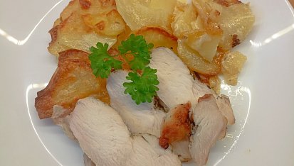 Kuřecí supreme sous-vide zapečené s rozmarýnovými bramborami v MTH