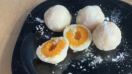 Rychlé meruňkové knedlíky z tvarohového těsta