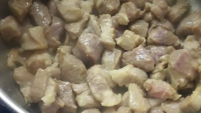 Vepřové na pivě se zeleninou a chlebem