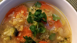 Zeleninová polévka s červenou čočkou a lahůdkovým droždím
