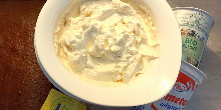 Řezy s jogurtovo-smetanovým krémem