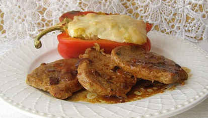 Vepřová pečeně, zapečená paprika plněná tarhoňou a sýrem