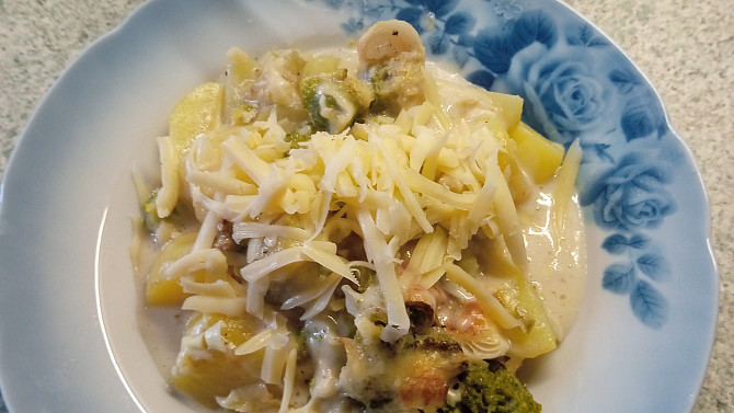 Zapečená brokolice s bramborami, sýrem a smetanou, Dobrou chuť