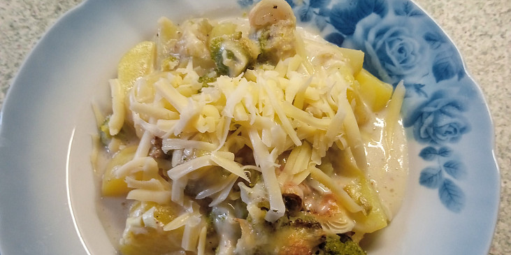Zapečená brokolice s bramborami, sýrem a smetanou (Dobrou chuť)
