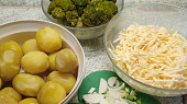 Zapečená brokolice s bramborami, sýrem a smetanou, brokolice, brambory, jarní cibulka a Ementál