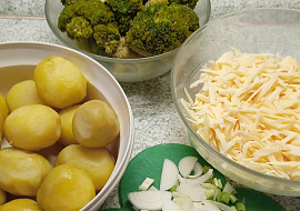 Zapečená brokolice s bramborami, sýrem a smetanou (brokolice, brambory, jarní cibulka a Ementál)