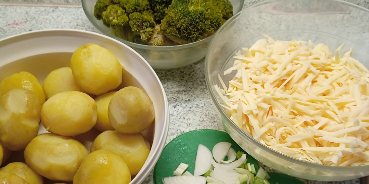 Zapečená brokolice s bramborami, sýrem a smetanou (brokolice, brambory, jarní cibulka a Ementál)