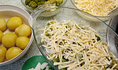 Zapečená brokolice s bramborami, sýrem a smetanou, vrstvíme do připraveného pekáčku..