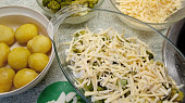 Zapečená brokolice s bramborami, sýrem a smetanou, vrstvíme do připraveného pekáčku..