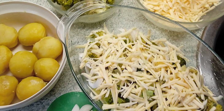 Zapečená brokolice s bramborami, sýrem a smetanou (vrstvíme do připraveného pekáčku..)