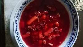 Kapustová polévka s červenou řepou