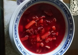 Kapustová polévka s červenou řepou