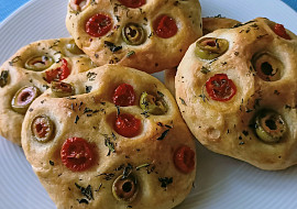 Focaccia s čerstvými rajčaty