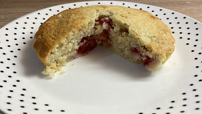 Muffiny s třešněmi a šalvějí podle Josefa Maršálka, Udělala jsem i takové koláčky ze zbytku těsta, křupavé nahoře, měkoučké uvnitř