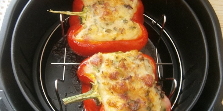 Paprika z horkovzdušné fritézy zapečená s uzeným, bramborovou kaší a sýrem