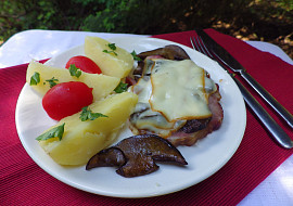 Uzená krkovice s lesními houbami a sýrem