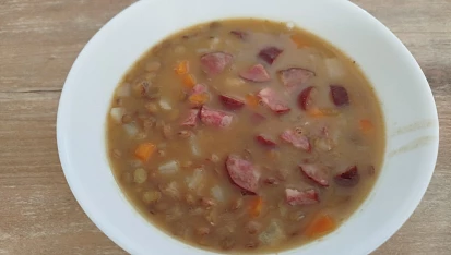 Celerovo-čočková  polévka s čubricou