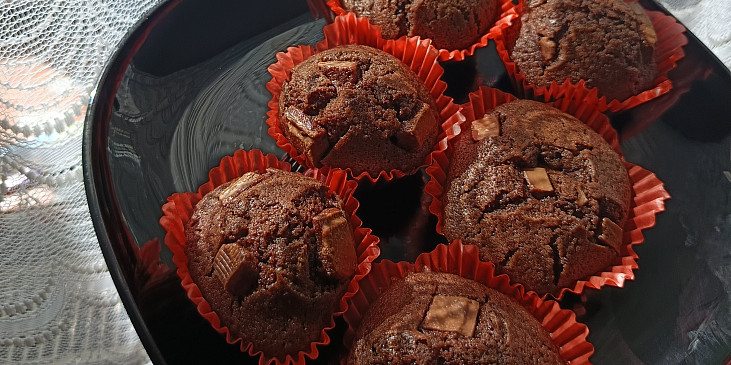Muffiny s kousky čokolády (Muffiny s hořkou i mléčnou čokoládou)